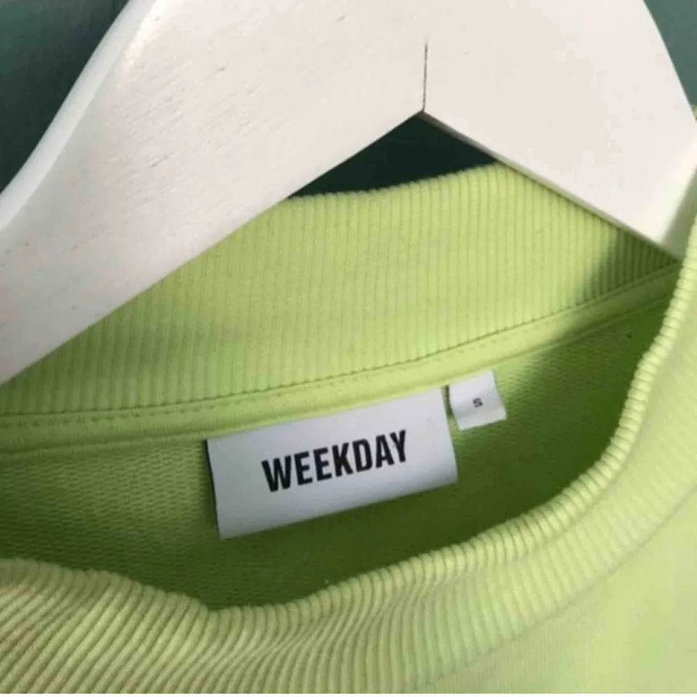 Neongrön tröja från weekday. Har bara använt några gånger, kan mötas i Sthlm eller skicka 👼🏼. Tröjor & Koftor.