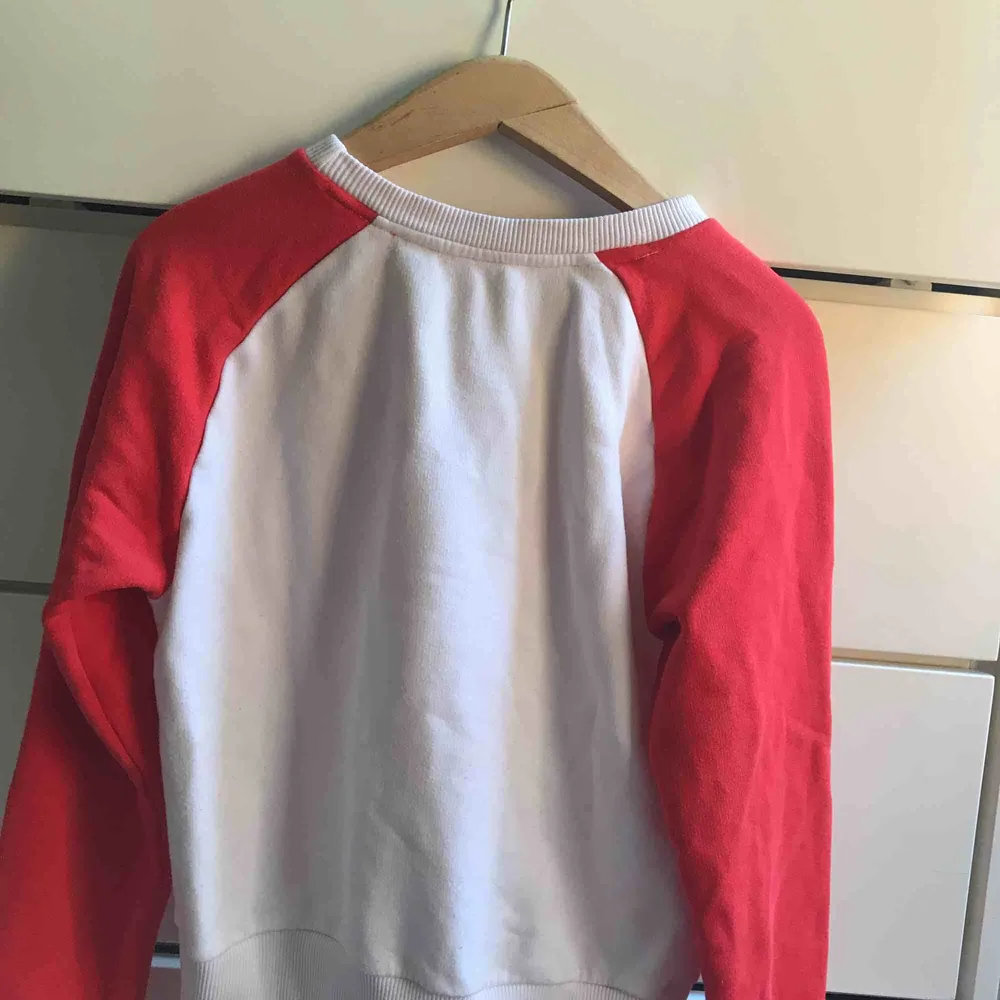 En röd och vit pumatröja, denna tröja är riktigt ball och funkar till det mesta riktigt snyggt med ett par vita jeans, användes ej längre, storleken dock är mindre än M passar nog S/XS bättre . Tröjor & Koftor.