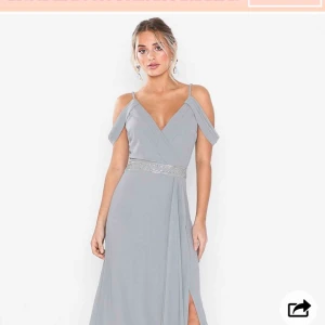  - Klänning ifrån Nelly som jag sytt upp. Passar mig som är 165cm med ett par klackar som är 6/7cm går att sprätta up om man vill det! Använd 1 gång till min bal