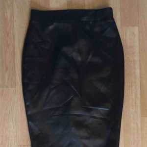  - Jävligt smexig pennkjol i ”skinn imitation” stretchig! 