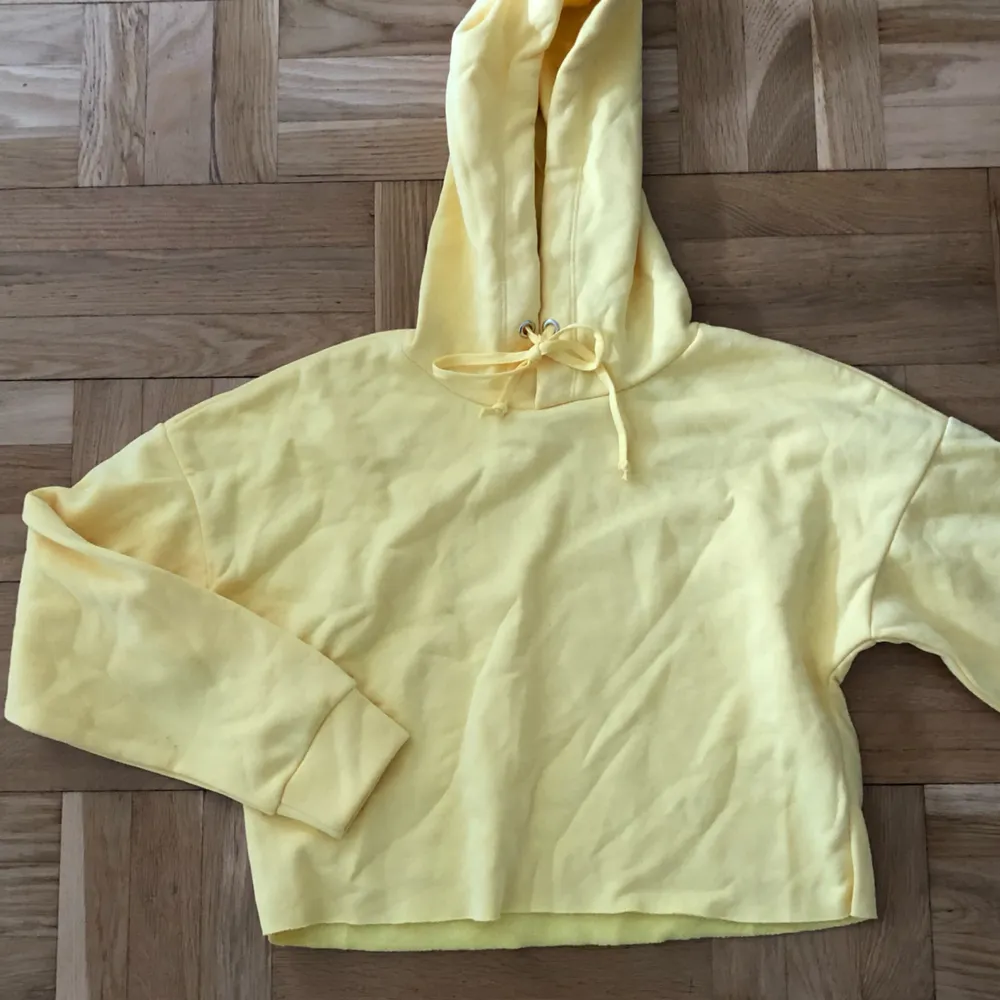 Cropped hoodie i gult. Nyskick. Möts upp i sthlm elr fraktar (+60kr) 💛. Hoodies.