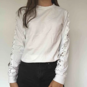  - Sjukt snygg vit tjocktröja som inte faller i min stil tyvärr. Snörningadetaljerna på sidorna gör den mycket unik. Simpel annars och därför passar den med allt