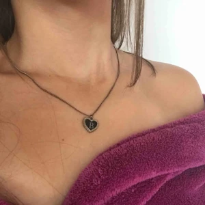  - Mycket fint halsband i begagnat skick. Säljer då jag slutat använda det. Frakt ingår i priset