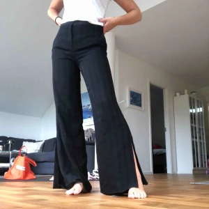  - Vida kostymbyxor med slits från Zara. Köpta för 400kr och de är i bra skick! Jag är 173 cm lång och de är perfekta i längden med ett par sneakers.