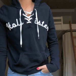  - Härlig marinblå hoodie med knytning över bröstkorgen och luva.  Priset är inklusive frakt!