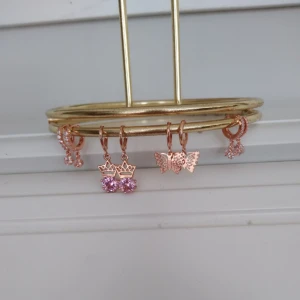  - 4 stycken örhängen. 40kr per örhänge. Paketpris 140kr. 