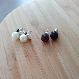  - 2 stycken örhängen. 20kr per örhänge. 