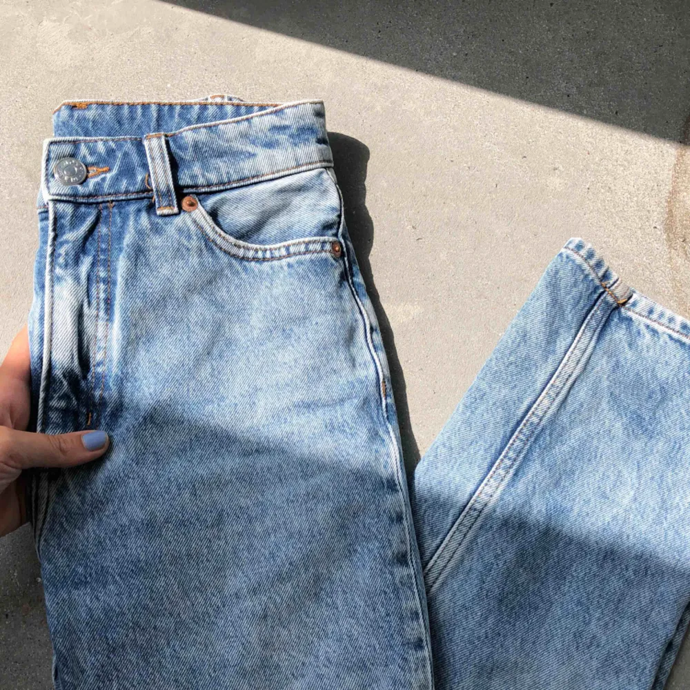 Mom-jeans med supersnygg tvätt! Från monki. Jeans & Byxor.