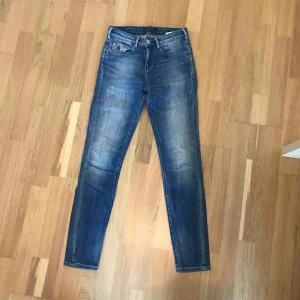  - snygga, tighta jeans från Maison Scotch som sitter jättefint, nypris på de jeans ligger runt 1000kr. de är iprincip aldrig använda, alltså i nyskick. köparen står för frakt, fler bilder kan fixas om det önskas