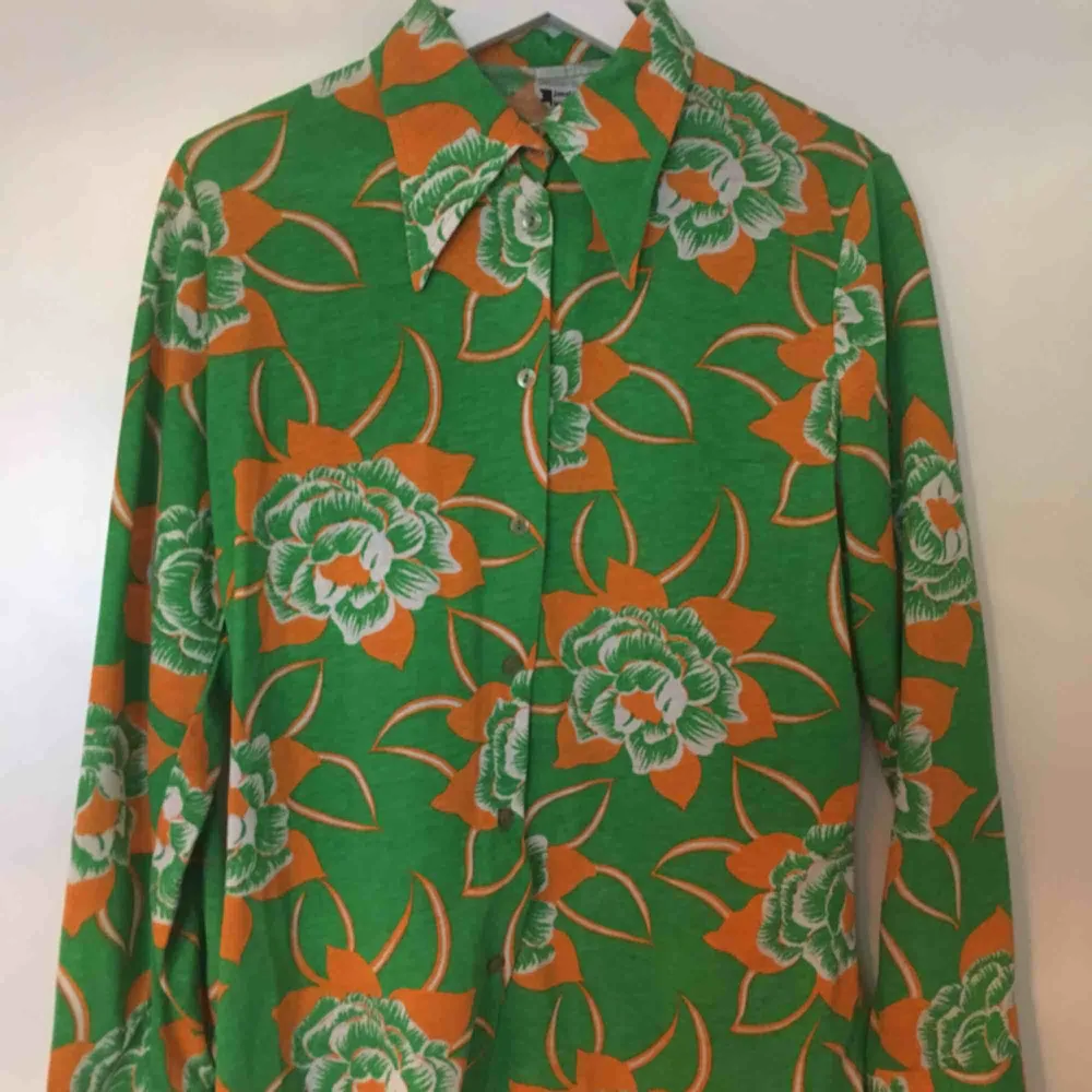 Jättejättefin 70-tals skjorta med supersnygga kragar! Köpt begagnad, men då var den helt oanvänd. Har endast använt 1-2 gånger!   Frakt tillkommer🌼. Skjortor.