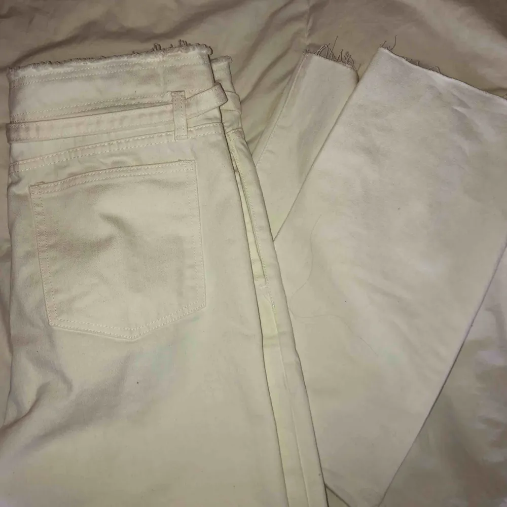 💓💓💓 Snygga vita jeans från Boohoo! Aldrig använda iom felbeställning. Storlek 42, men bandet gör så att midjan kan regleras och därmed passa 38/40 också. GRATIS FRAKT 💫. Jeans & Byxor.