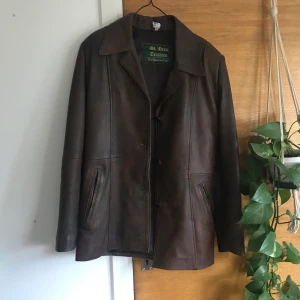 Brun Läderkavaj - Snygg läderkavaj som tyvvär inte kommer till användning, Eftersom att många är intresserade så kör vi budgivning i kommentarsfältet. utgångs bud 250. Bud måste öka med minst 10kr. Budgivningen avslutas Torsdag 18.00💫 