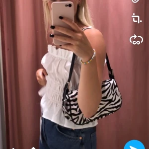 Zebramönstrad väska - Säljer min jättefina väska från Ginatricot, då den inte kommer till användning. Nypris: 299, mitt pris:150 kr+frakt❤️ kan även mötas upp i stockholm