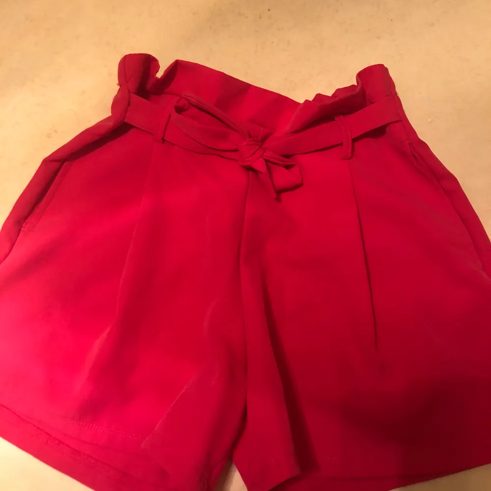 Ceriserosa shorts storlek S. 50 kr   Finns att hämtas i Karlskrona, i stan.  Fraktas för 63 kr  . Shorts.