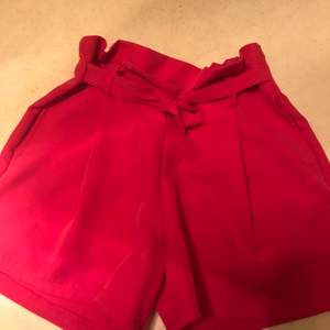 Ceriserosa shorts storlek S. 50 kr   Finns att hämtas i Karlskrona, i stan.  Fraktas för 63 kr  