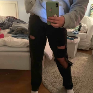  - Långa jeans från zara med hål!! Skit snygga in my opinion