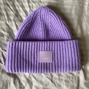 Lila acne mössa  - Lila acne mössa jättefint skick 💓