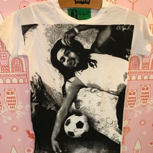 Bob Marley Tee - Bob Marley Tee i storlek s-xs, 61cm lång, 36cm bred. Smidigast är att hämta på plats, men kan skickas.