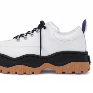 Eytys Angels  - Tagna bilder från Eytys hemsida. Dem snyggaste skorna jag någonsin ägt men inte kunnat använda pga för stora. Fint skick, använda 4 gånger. Säljer dem billigt pga syns att dem är lite använda på sulan. Kan tänka mig att gå ner i pris vid snabb affär