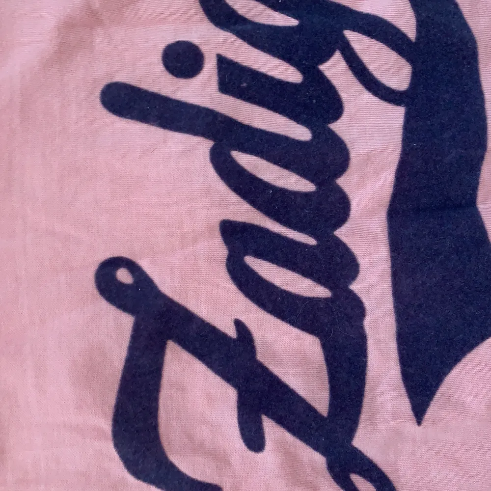 En rosa t shirt med Zadig trycket på! Aldrig använt nypris 800kr. T-shirts.