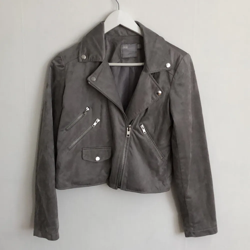 Säljer en grå biker jacket i mockaimitation då den är lite för stor för mig. Sparsamt använd och i mycket fint skick. 💫. Jackor.