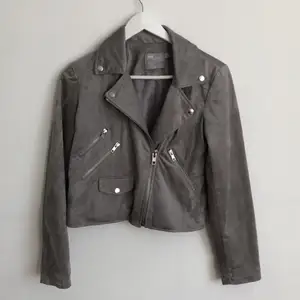 Säljer en grå biker jacket i mockaimitation då den är lite för stor för mig. Sparsamt använd och i mycket fint skick. 💫