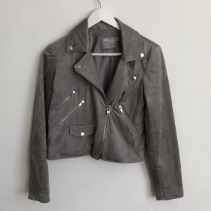Biker Jacket - Säljer en grå biker jacket i mockaimitation då den är lite för stor för mig. Sparsamt använd och i mycket fint skick. 💫