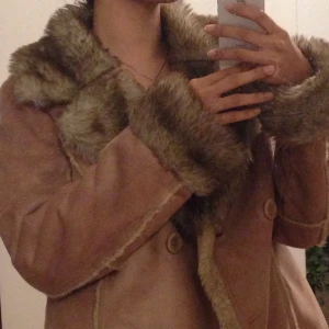 Mockajacka med fakepäls - Världens snyggaste jacka som jag älskar men tyvärr måste sälja för att göra plats i min garderob. Den är allt i en snygg outfit när det är kallt och är så varm och mysig!