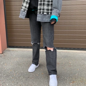 Jeans med hål - Använda 1-2 gånger och är i tunnt jeansmaterial! Storlek S💛