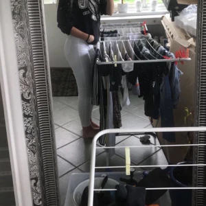 Högmidjade vita jeans - Högmidjade vita jeans i Modell Molly ifrån Gina! Säljer för att det inte längre är min storlek. Använda ett få antal gånger, ny skick! Kan mötas upp i Uppsala och Enköping. kan även fraktas men då står köparen för frakten  