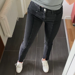 NA-KD jeans - Säljer dessa populära jeans från NAKD i två färger av svart. Egenklippt slits nertill.💕