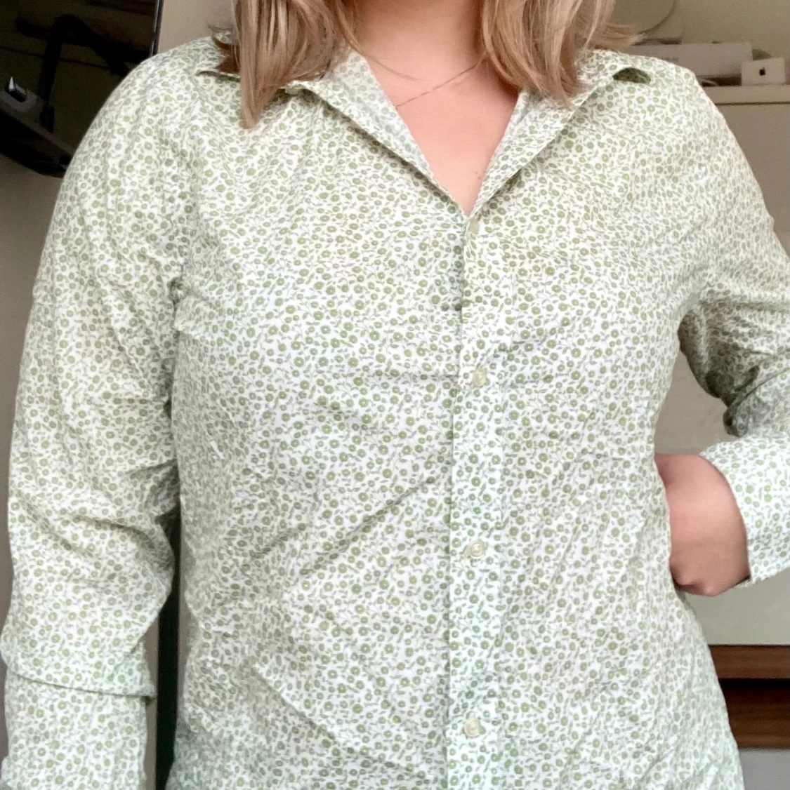 BLÄCK grönblommig vit skjorta strl L