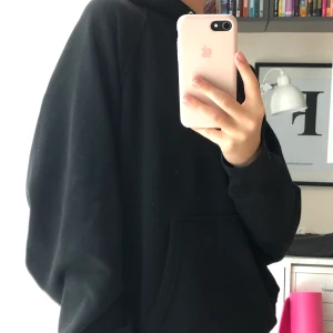 Svart hoodie  - En svart huvtröja, lite nopprig. Jag kan ta bort det med en noppringsmaskin. Den är i xs/s och funkar som oversize. Säljer för att den inte kommer till användning längre. Köparen stor för frakten. 