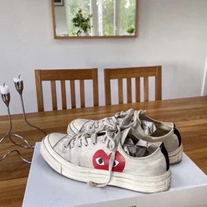 Comme des garcons converse - Vita comme des garcons converse i storlek 41 men passar även 40/42 som jag tyvärr inte använder längre. I begagnat skick. Köpta för 1500 säljer för 600.