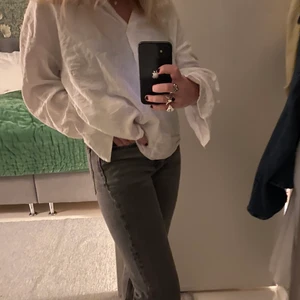 Gråa Jeans - Gråa avklippta jeans i storlek 36.⚡️Har använt dessa mycket med de är fortfarande i ett bra skick. Från Zara