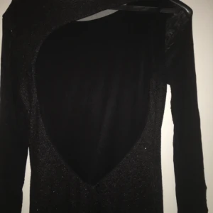 Elegant figursydd klänning med fin rygg/ärm 🤩 - En otroligt vacker, figursydd klänning som är lång, öppen i benet och har en synlig rygg som är ”connectad” med ena ärmen. Hör av er för tydligare bilder! Säljes billigt pga att jag vill få bort den! 