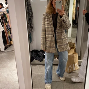 Rutig kappa mango - Jättesnygg oversized rutig kappa från mango. Köpt i somras så knappt använd. Köpt för 999kr. Köpare står för frakt✨