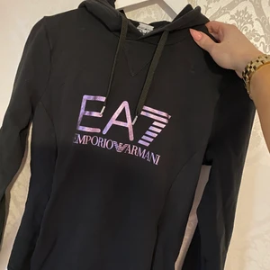EA7 hoodie  - Fin ea7 hoodie i mycket bra skick, strl xs . Kan fraktas