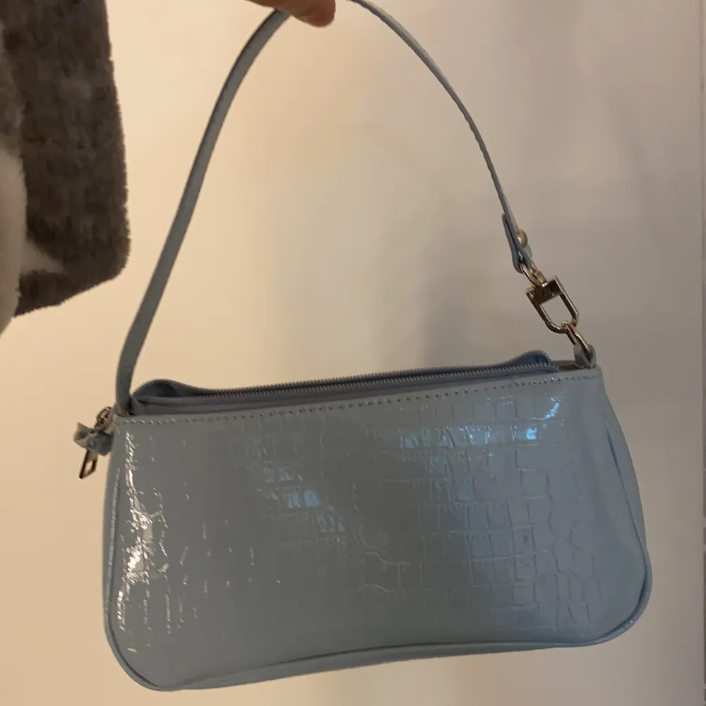 Ljusblå liten väska från SHEIN. Aldrig använd. Säljs för 65kr (om man kan mötas upp). Väskor.