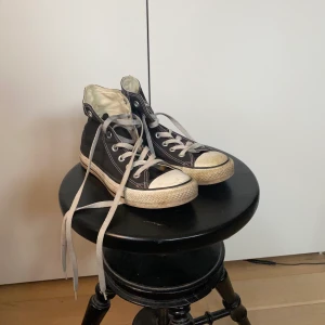 Svarta Converse All-Star - Svarta Converse allstar i storlek 37,5 dem har användts lite granna men ser bra ut. Köpare står för frakt kostnad eller så kan jag mötas i Stockholm!