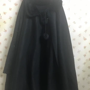 Svart poncho - Oanvänd.