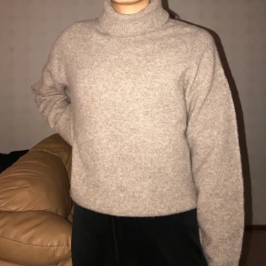 Stickad tröja från HM - Jätte fin, stickad tröja i nyskick från HM. Knappt använd, köptes runt Februari iår men kom knappt till användning. Storlek XS. Lite stor i storleken men den blir super snygg om man viker in den lite som jag gjorde på bilden☝️ nypris 249kr