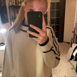 Mango tröja - Den är ungefär 1 år gammal. Väldigt fint skick, knappt använd. Den är i storlek S och köptes för 500 kr. Säljer för 100 kr och köparen står för frakten. 