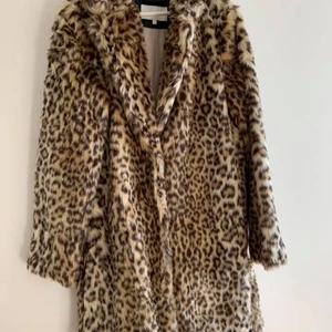 Leopardkappa - En sjukt snygg kappa från VILA som tyvärr är för liten! Använd 1 gång 🐆