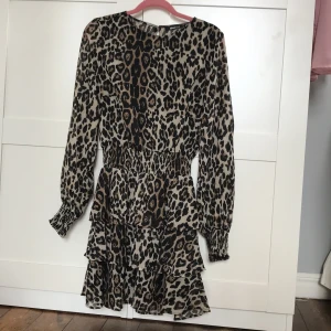 Klänning - Helt ny klänning från Ginatricot, ALDRIG använd💕 resår i midjan och sitter jättefint men kommmer aldrig till användning för mig. 