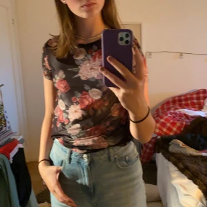 Mesh-topp - Superfin meshtopp med blommigt mönster🌸