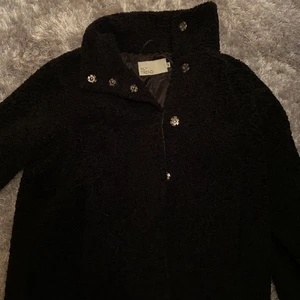 Jacka från Nelly - Svart Teddy jacka från Nelly💕 storlek 32, passar även en 34/36