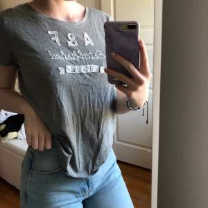 En grå skön t-shirt där det står ”A&F, established, 1892” lite tunn. Från Abercrombie & Fitch. Stl S💞 Köparen står för frakten!💋