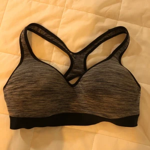 Sport BH med ”padding” - Snygg och bekväm sport BH med riktigt bra stöd. Använd ett fåtal gånger. Storlek S.