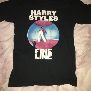 Harry Styles Fine Line tshirt 💗 - utsåld svart tshirt från fine line släpper. fint skick, knappt använd, nypris 270 sek. budning om flera e intresserade. möter upp i sthlm eller så står köpare för frakt!!! 